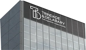 Imagem de um prédio com o logo da Trindade & Delabary